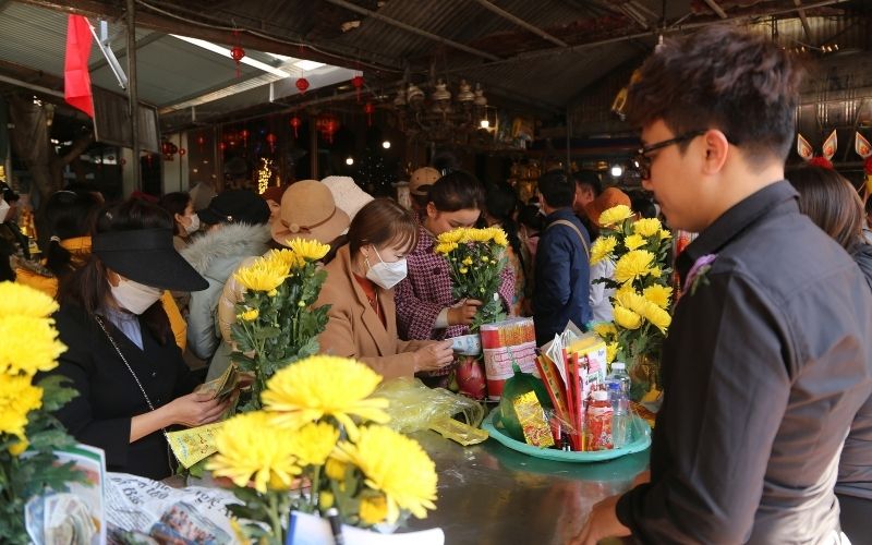 Chuẩn bị lễ đúng cách giúp tăng sự trang nghiêm khi dâng hương tại đền Quan Giám Sát